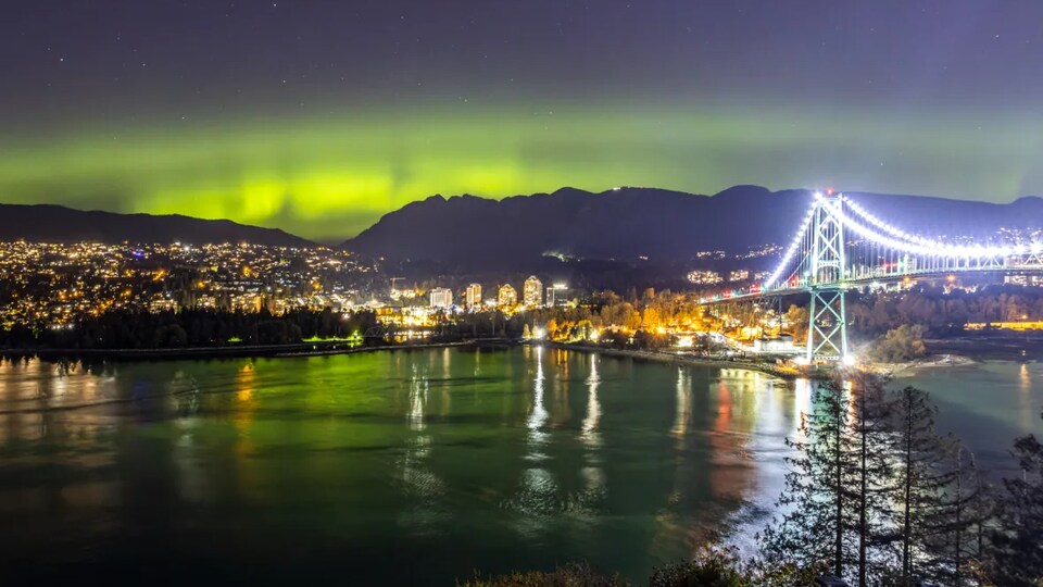 Des aurores boréales dansent au-dessus de Vancouver.
