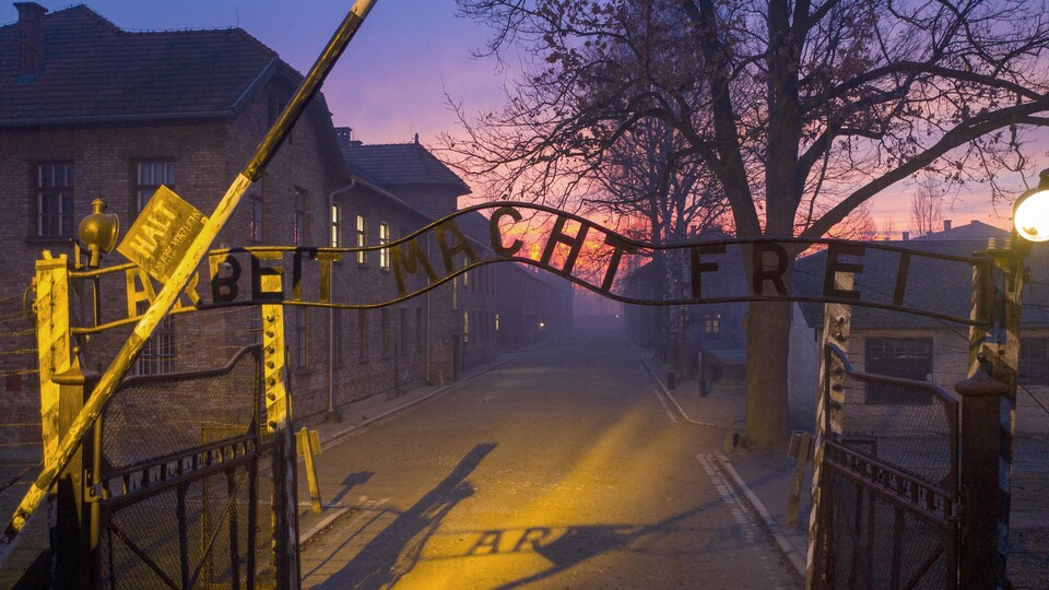 L'entrée du camp d'Auschwitz avec le tristement célèbre fronton sur lequel il est écrit : le travail rend libre.