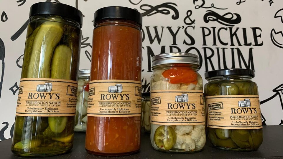 Quatre pots de légumes marinés de marque Rowy's.