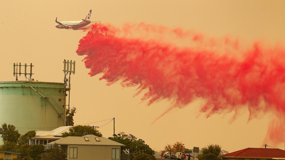 Un avion déverse un produit pour limiter un incendie à Harrington.