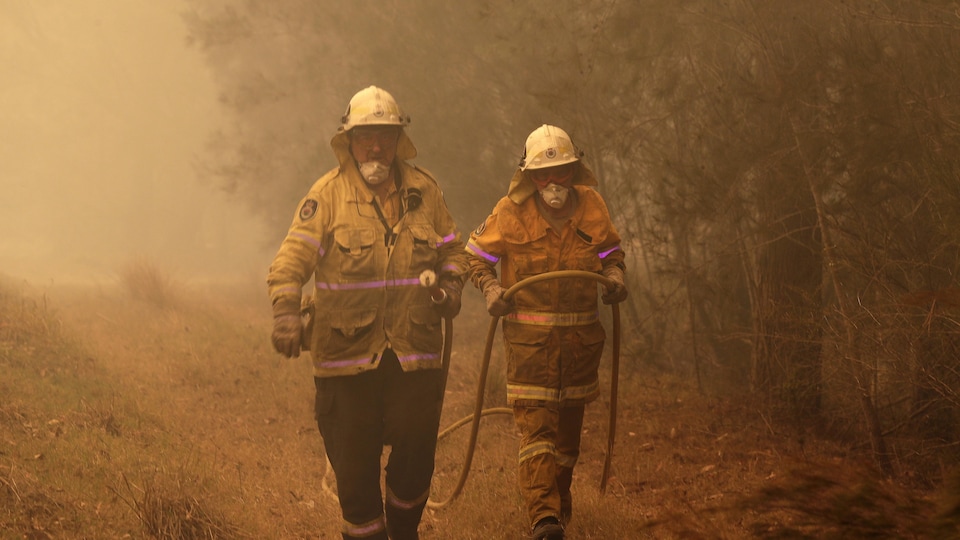 Des pompiers en Australie.