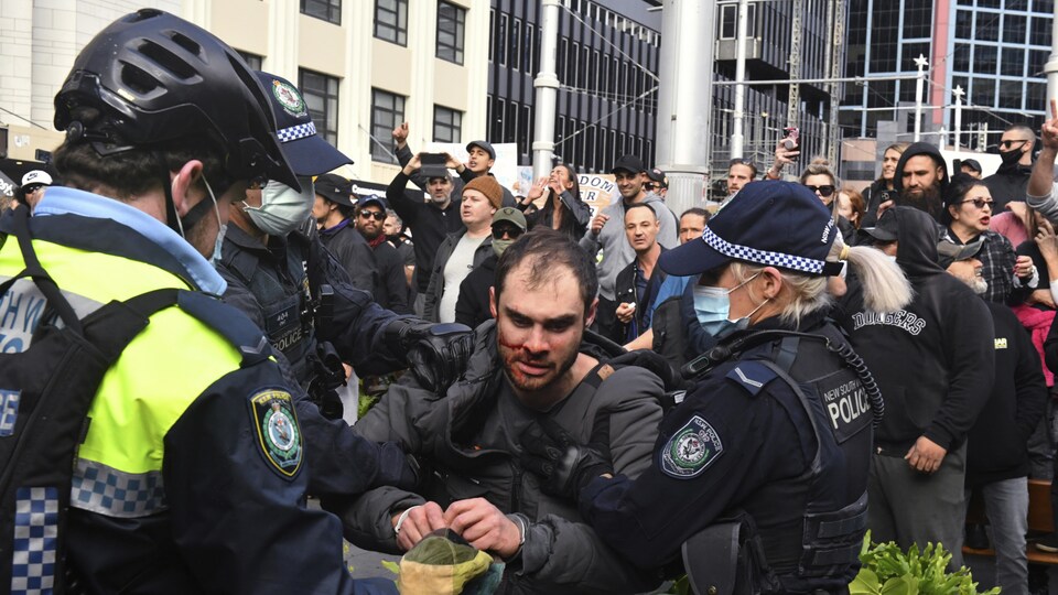 Un manifestant arrêté par la police australienne à Sydney.
