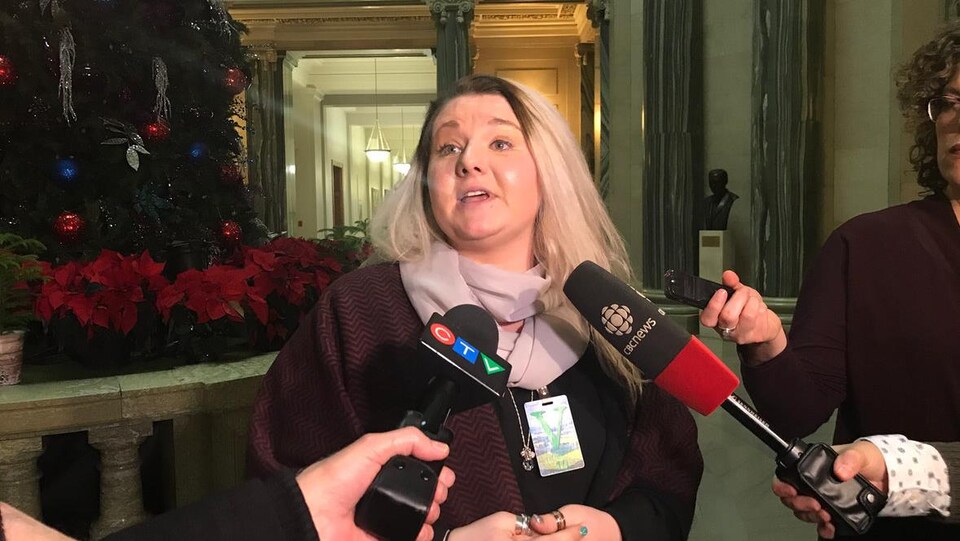Katie Emde à l'assemblée législative.