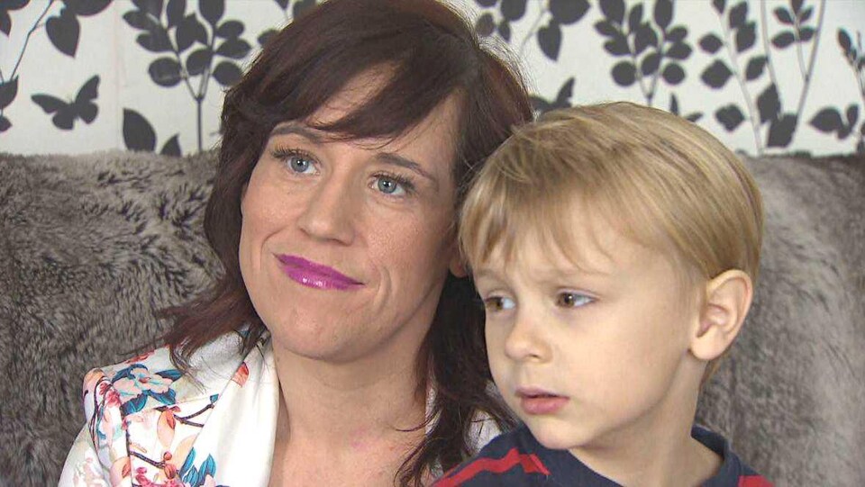 Melissa Reuther et son fils Kingston.