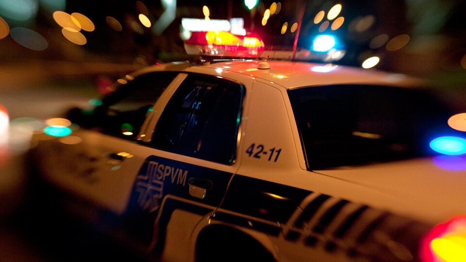 Une auto-patrouille du Service de police de Montréal dans la nuit.