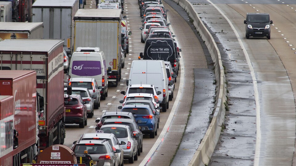 Des véhicules sont coincés dans le traffic, dans les environs de Londres, au Royaume-Uni.