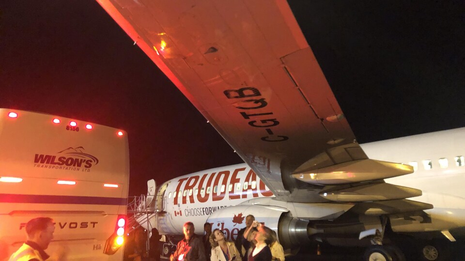 Un autobus a accroché le dessous de l'aile d'un avion.