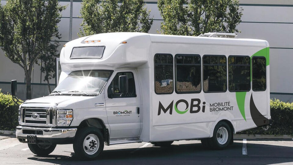 Un autobus blanc à l'effigie de Bromont.