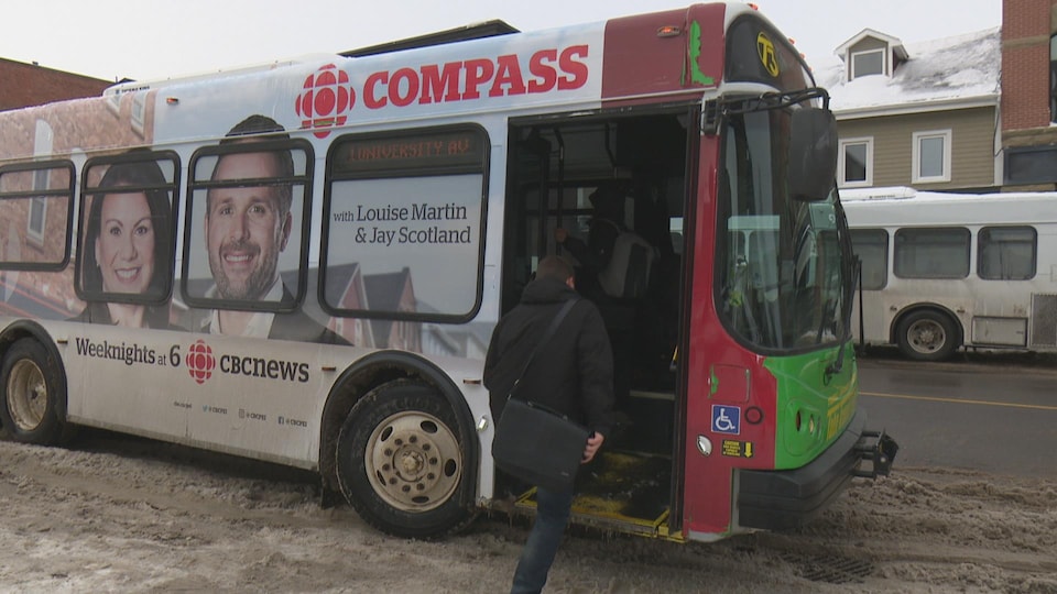 Un passager monte dans un autobus de l'entreprise T3.