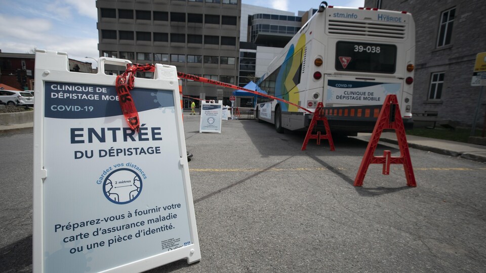 L'entrée vers un autobus de la STM transformé en clinique de dépistage.