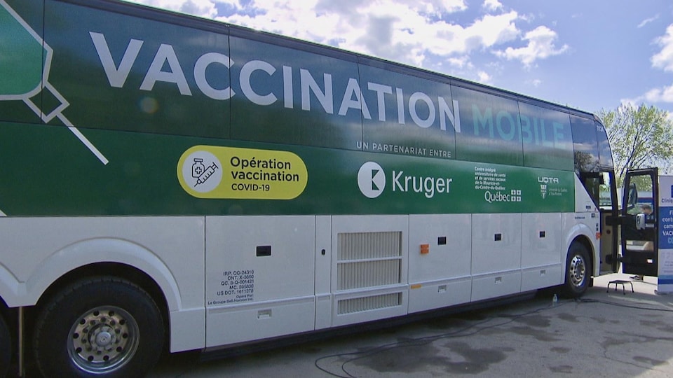 Un autocar sur lequel on peut lire : Vaccination mobile.