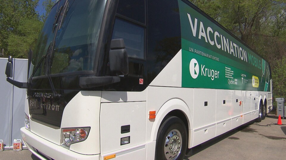 Un autocar sur lequel on peut lire : Vaccination mobile.