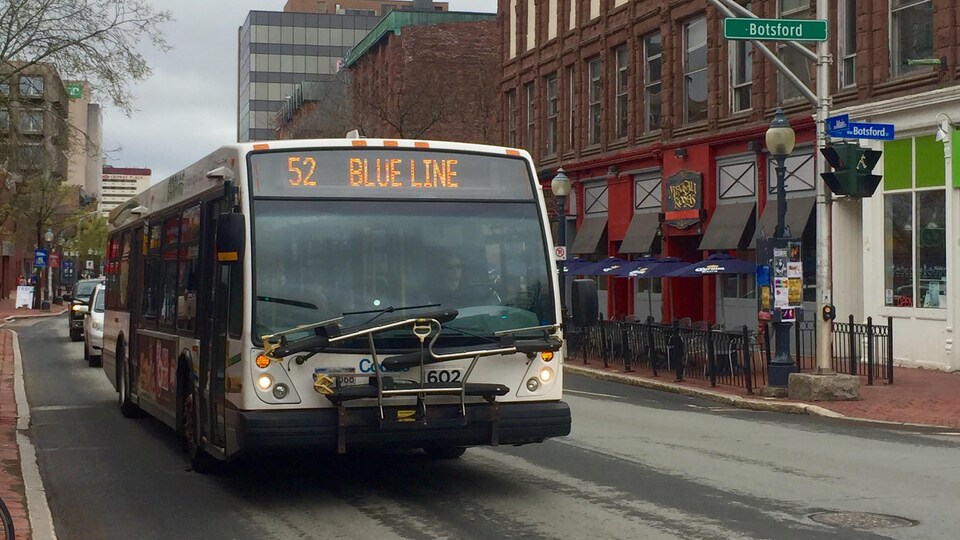 Un autobus circule au centre-ville