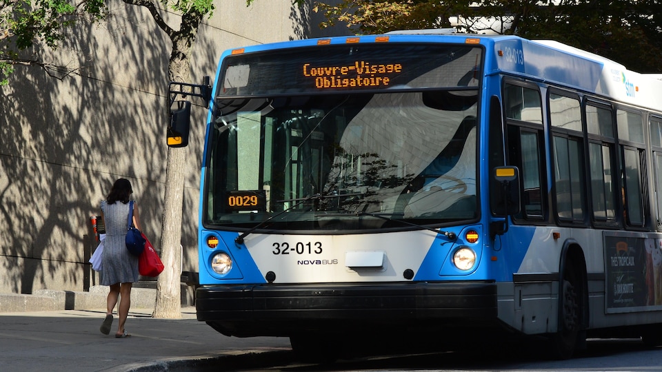 Un autobus affiche «couvre-visage obligatoire» sur son enseigne.