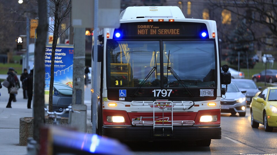 Un autobus de la Commission de transport de Toronto avec l'inscription hors service.
