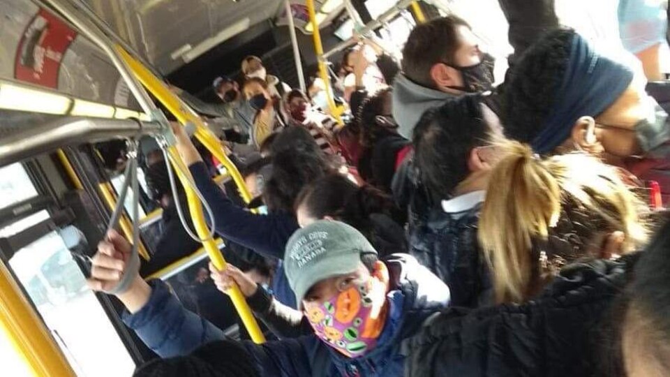 Plusieurs dizaines d'usagers entassés à bord d'un autobus municipal à Toronto.