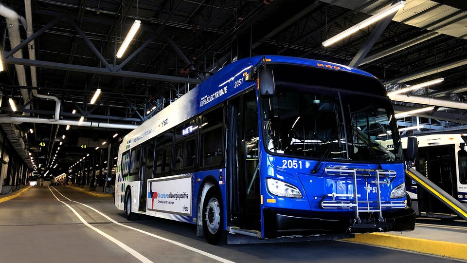 Plan général du bus dans un garage.