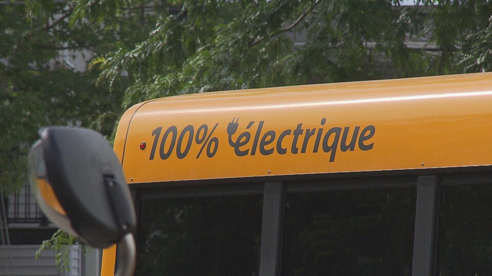 La Commission scolaire Chemin-du-Roy met en service vendredi sept autobus électriques.