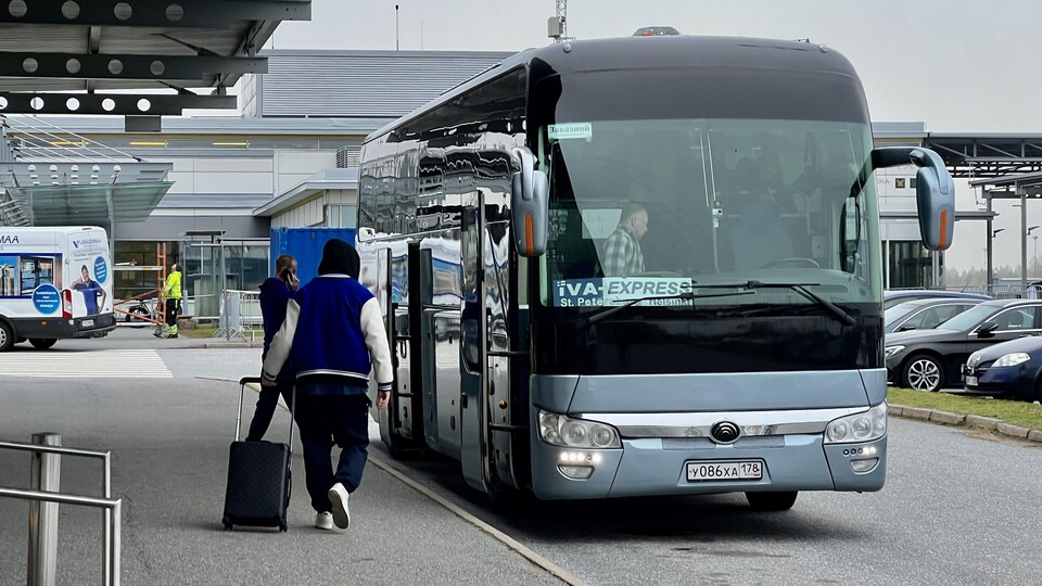 Un jeune Russe entrant dans un autobus vers Helsinki.