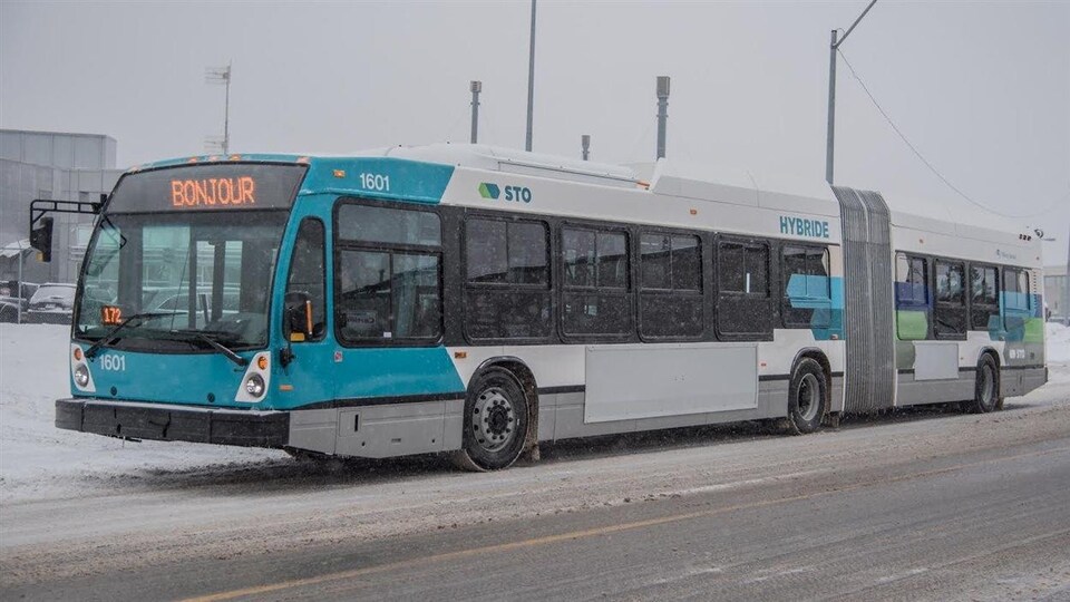Un autobus de la STO dans la neige l'hiver.