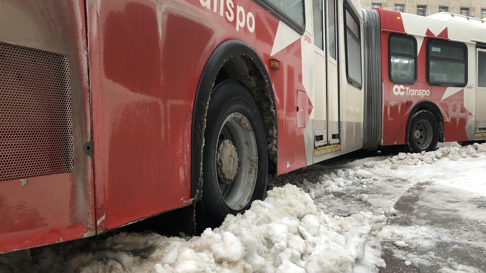 L'autobus n'a pas pu compléter le virage et empiète sur une partie du trottoir.