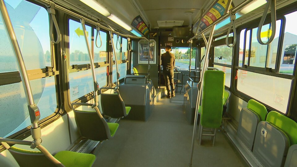 Intérieur d'un autobus du RTC tôt le matin