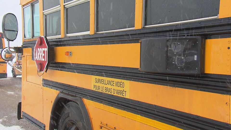 Une caméra, installé dans un boîtier sur le flanc d'un autobus scolaire