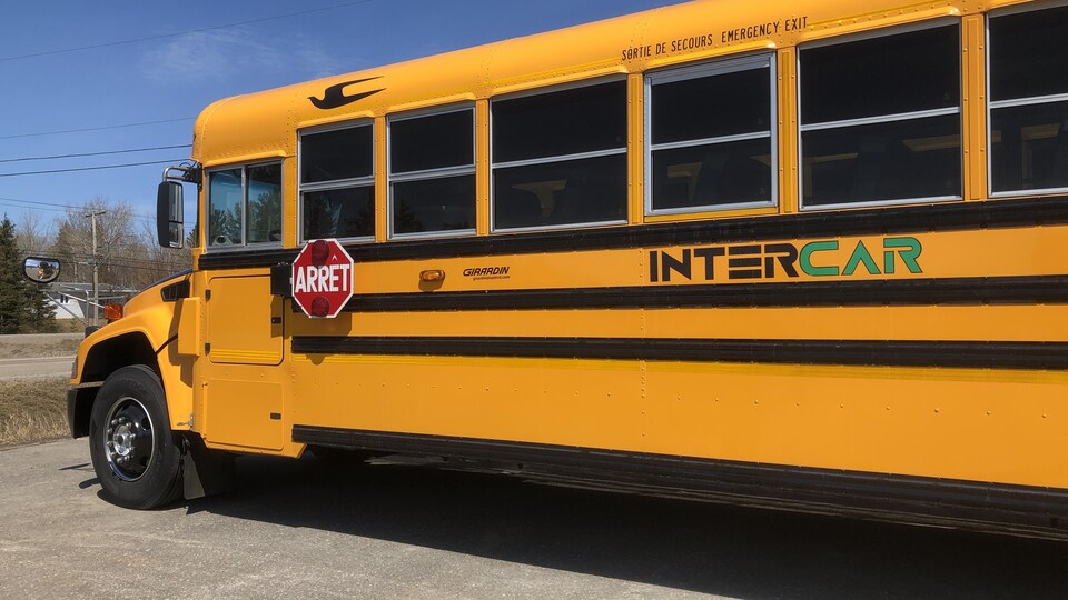 Un autobus jaune identifié à la compagnie Intercar.