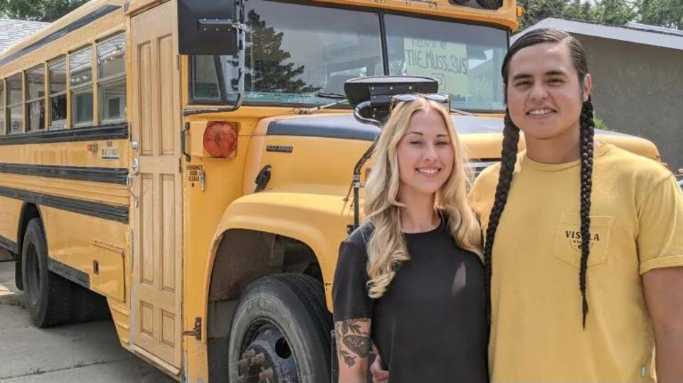 Shanny Kirby et Karlen Janvier, debout devant un autobus scolaire.