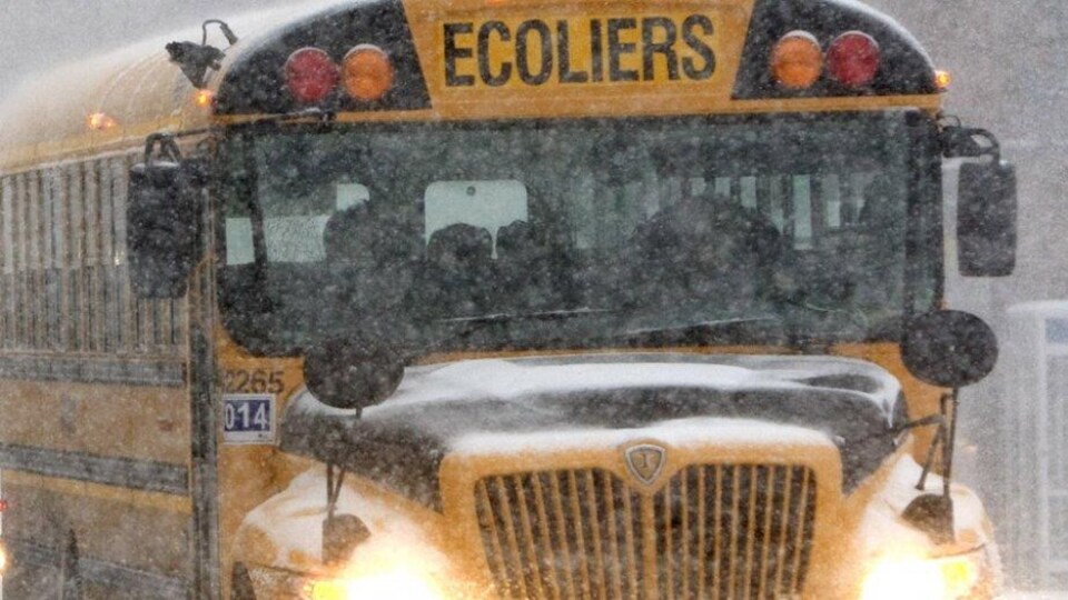 Un autobus scolaire sous la neige