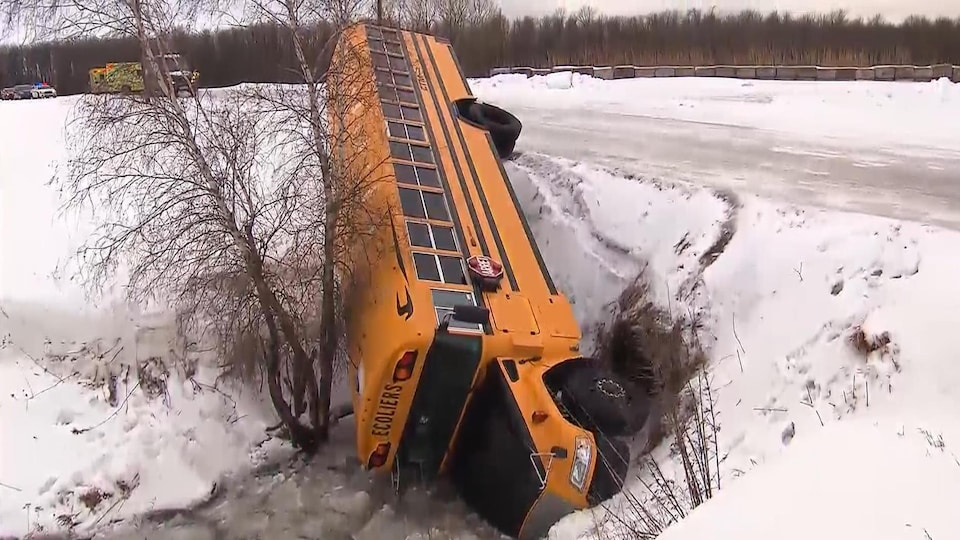 Un autobus scolaire accidenté.
