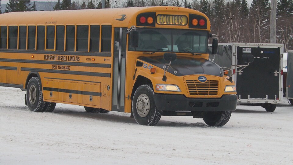 Un autobus scolaire arrive au mont Béchervaise.