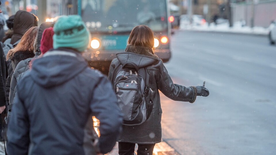 Des citoyens attend un autobus de la Société de transport de l'Outaouais