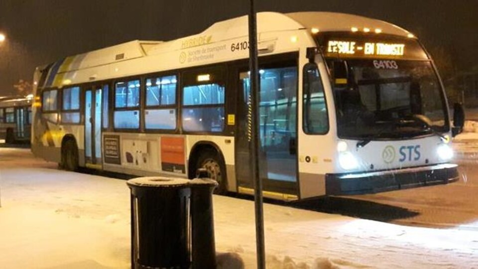 Des autobus de Sherbrooke stationnés dans l'une des gares de la municipalité en hiver.