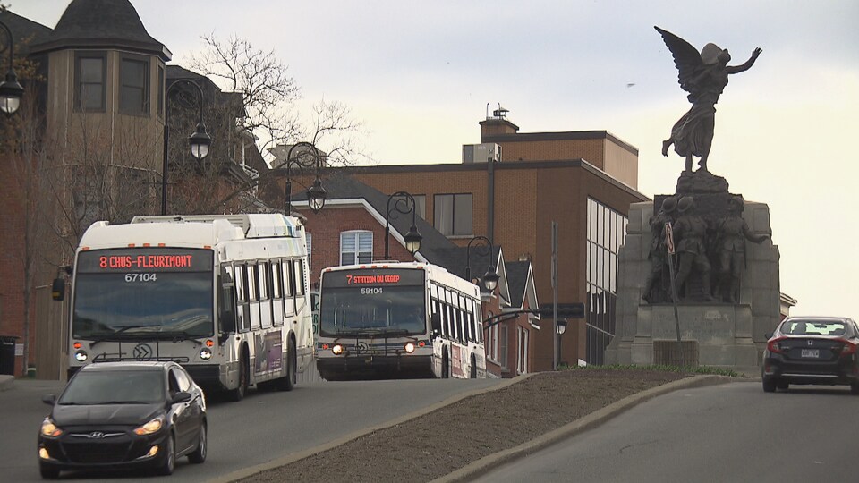 Des autobus de la STS sur la route.