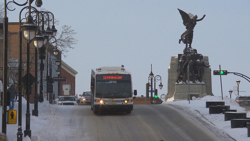 Un autobus de la Société de transport de Sherbrooke au centre-ville.
