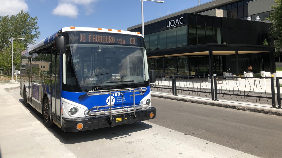 Un autobus de la STS devant l'UQAC.