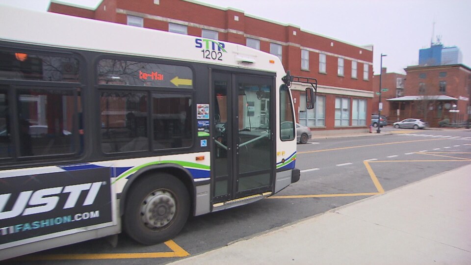 Un autobus circule au centre-ville de Trois-Rivières.