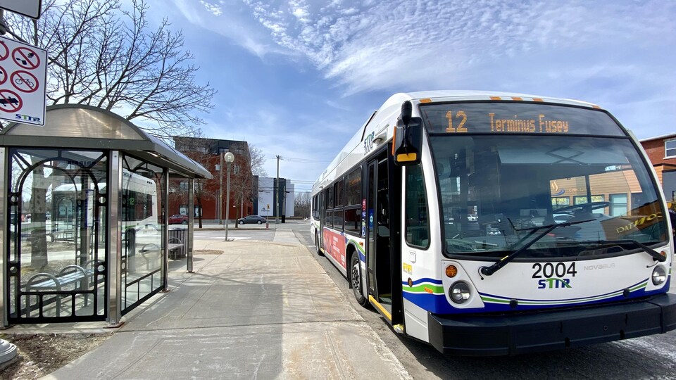 Un autobus de la STTR est stationné.
