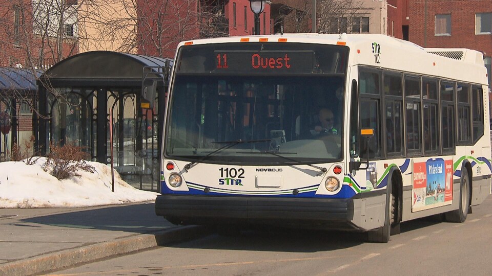 Un autobus de la STTR stationné au terminus du centre-ville de Trois-Rivières.