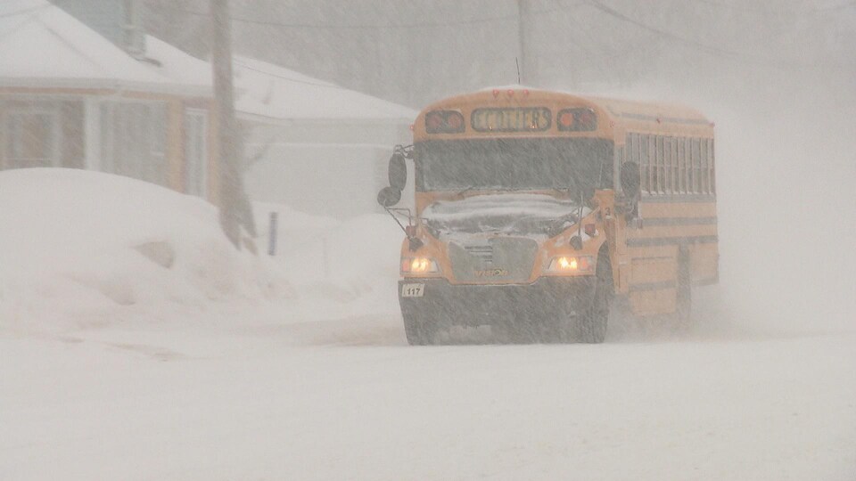 Un autobus scolaire dans la tempête.