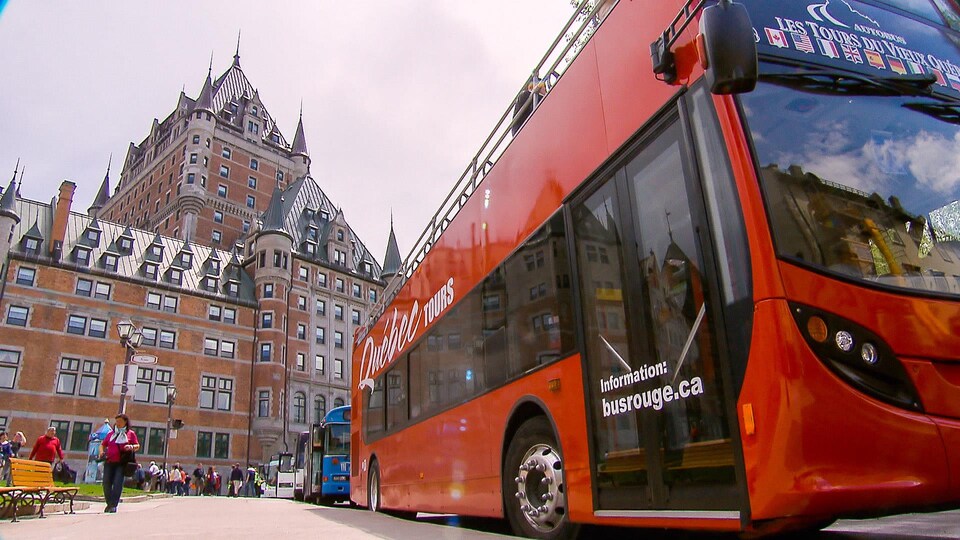 Un autobus pour touristes stationné près du Château Frontenac, à Québec