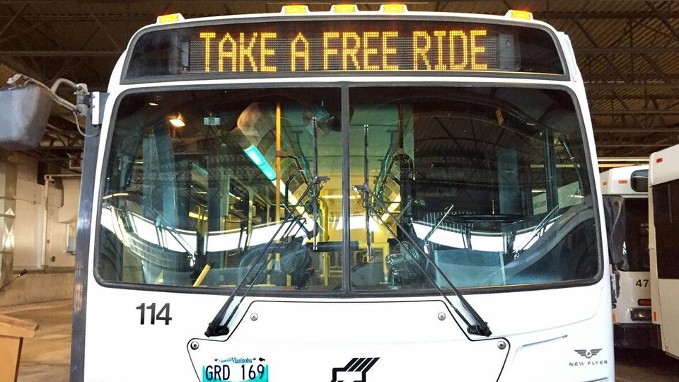 Un autobus de la ville de Winnipeg sur lequel on peut lire les mots : Take a free ride, soit « Obtenez un passage gratuit ».