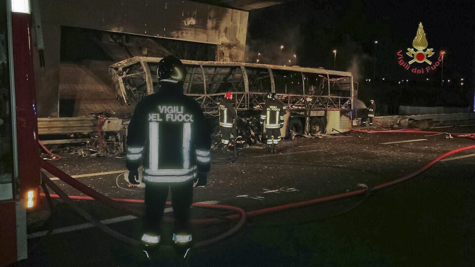 La carcasse de l'autocar après le travail des pompiers italiens