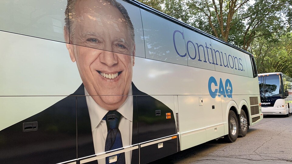 Le visage de François Legault est peint sur le côté.