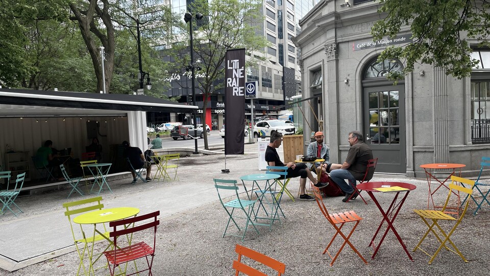 Les installations extérieures du Café de la Maison ronde à Montréal.