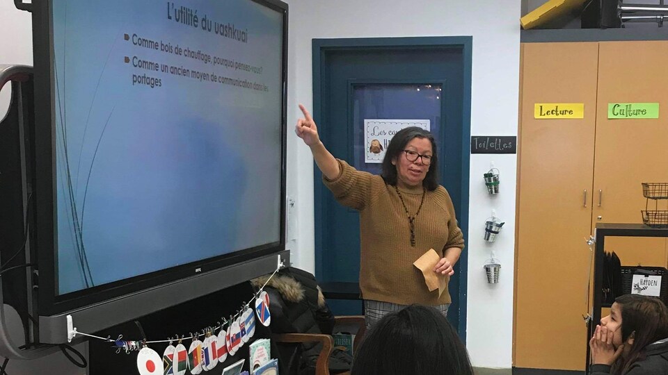 Sylvie Basile donnant un atelier d'histoire innue dans une classe de 4e année à l'école Teueikan