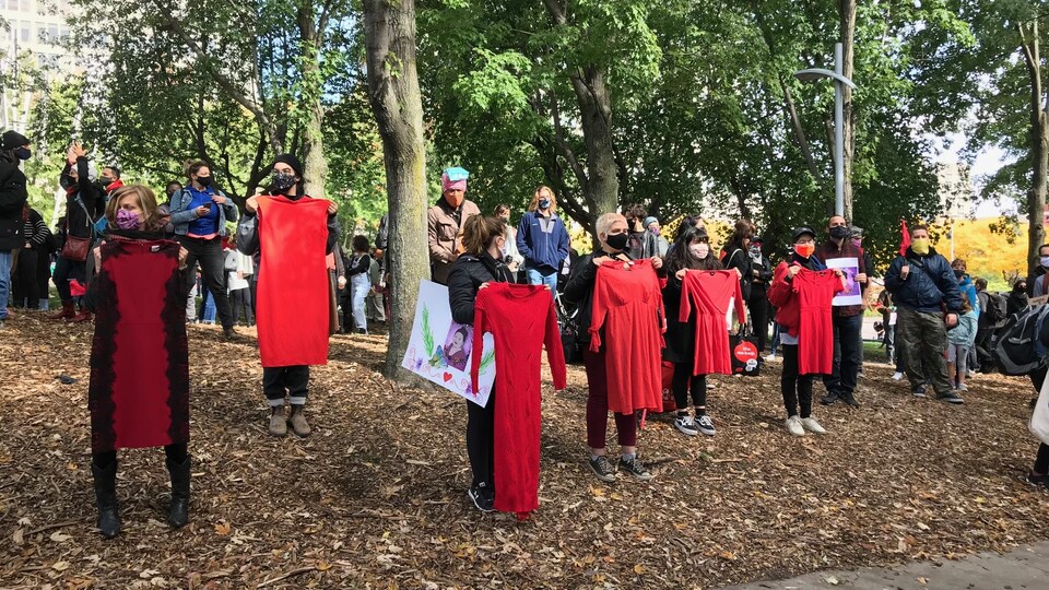 Des robes rouges à la manifestation pour Joyce Echaquan à Montréal, le 3 octobre 2020.