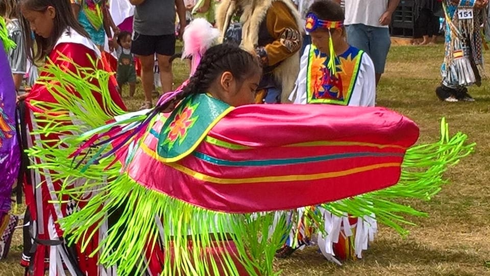Une danse lors d'un pow-wow de la Première Nation de Squamish en Colombie-Britannique
