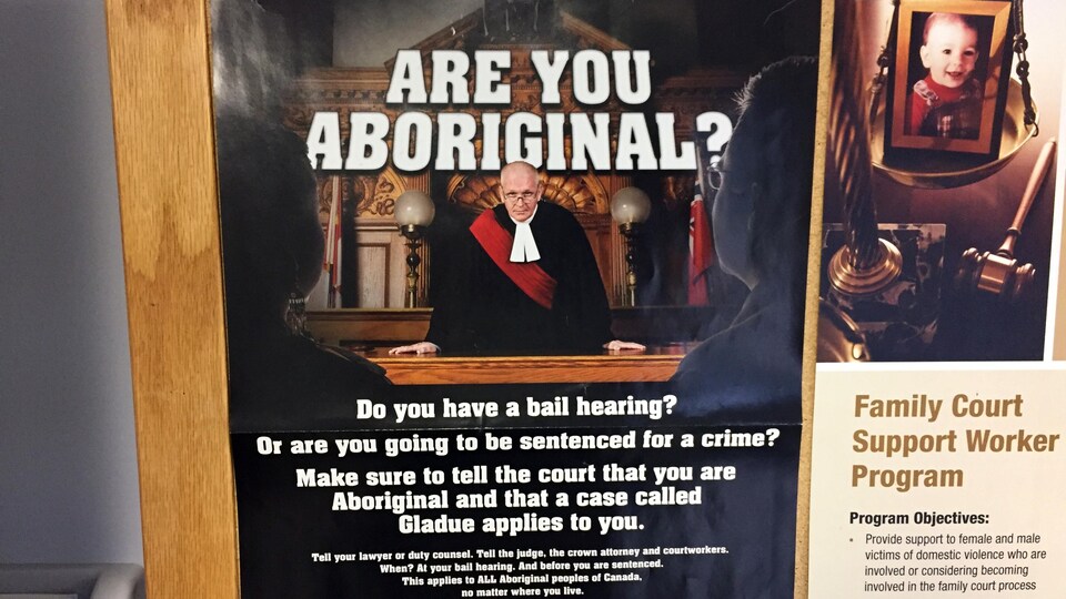 Une affiche au tribunal d'Akwesasne invitant les prévenus autochtones à ne pas hésiter à demander un rapport Gladue